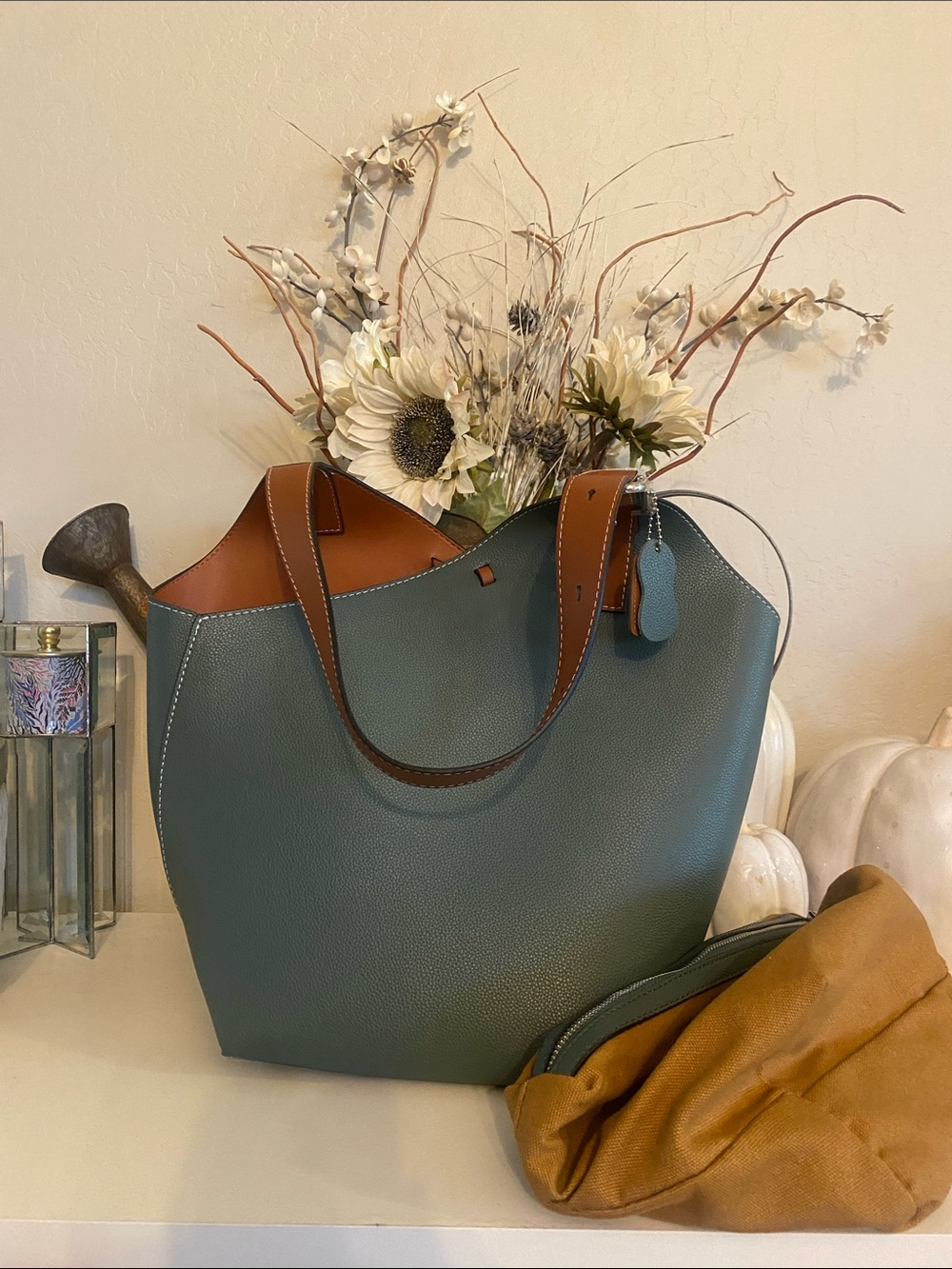 BNWNT MDBM Madison De Beaute Marseilles Cholet Tote Celeste Leather Bag W/ Pouch